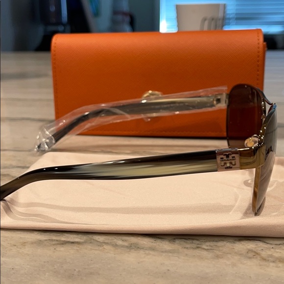 Tory Burch Aviators - Picture 3 of 4